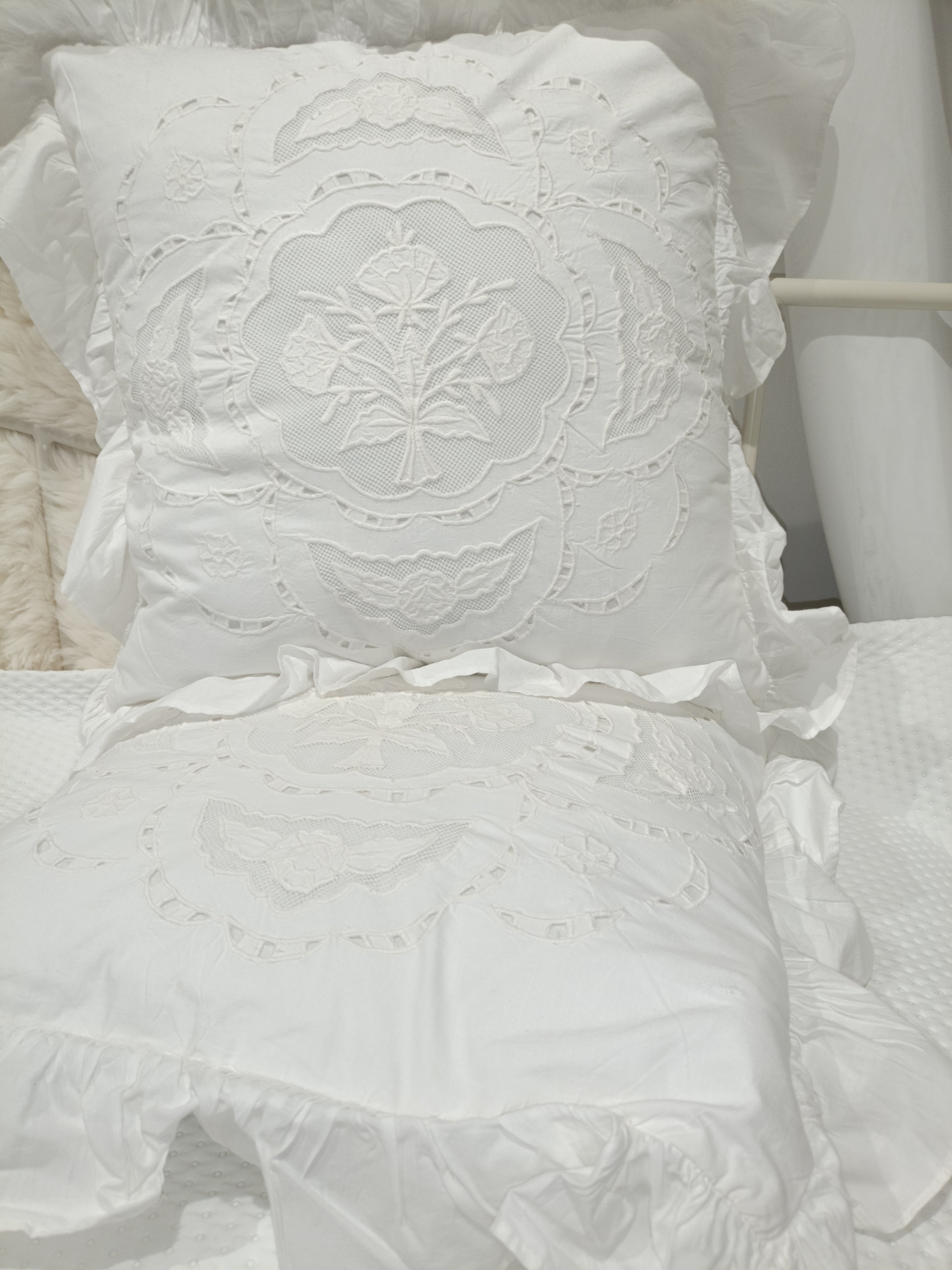 CUSCINO CON APLICAZIONI - BLANC MARICLO'