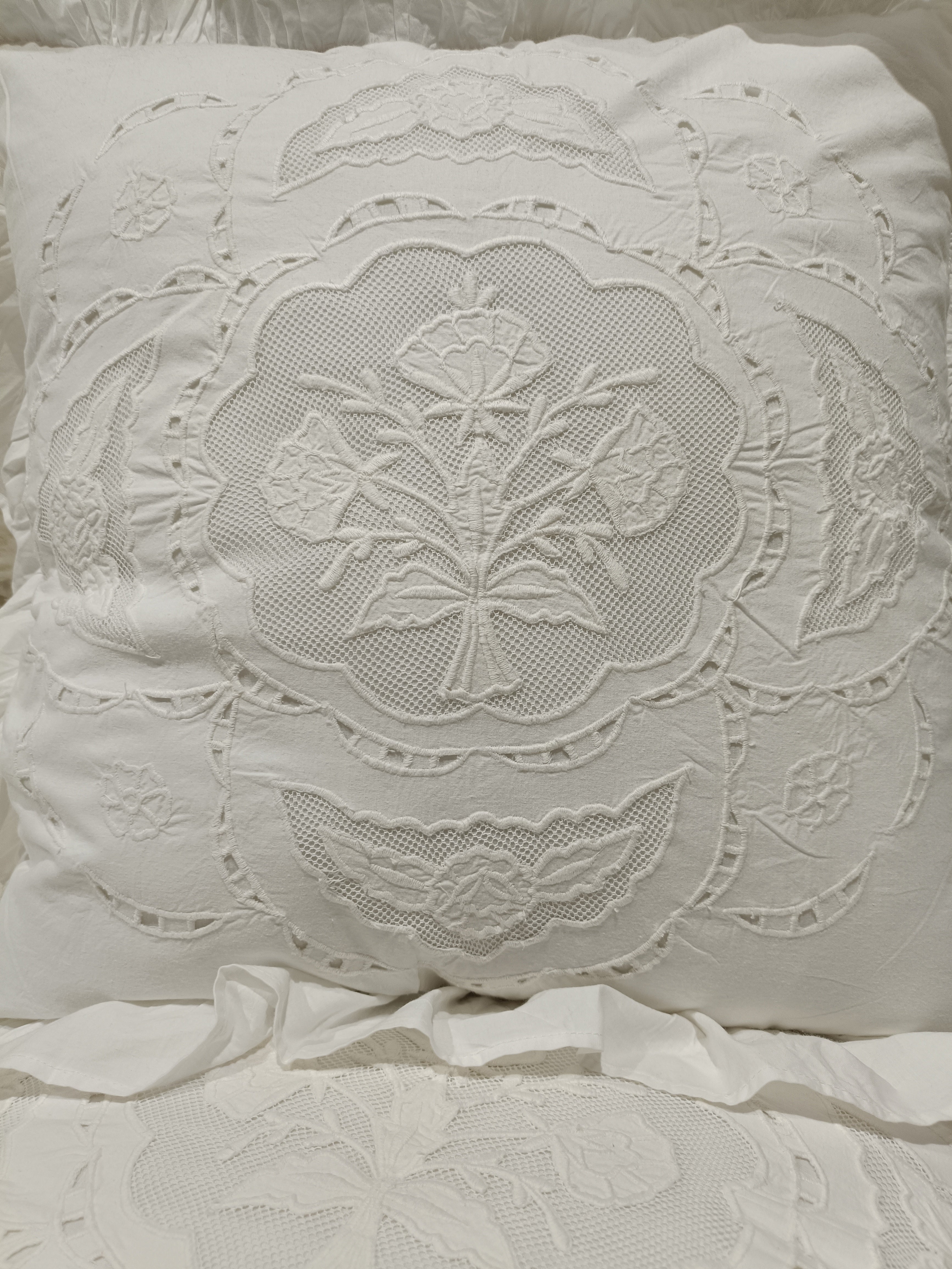 CUSCINO CON APLICAZIONI - BLANC MARICLO'