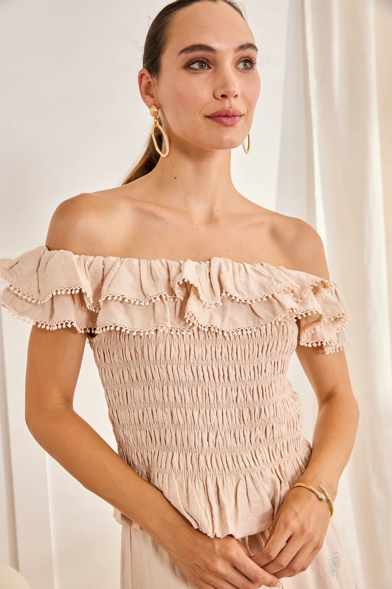 TOP CON SCOLLO BARDOT ARRICCIATO - NUD