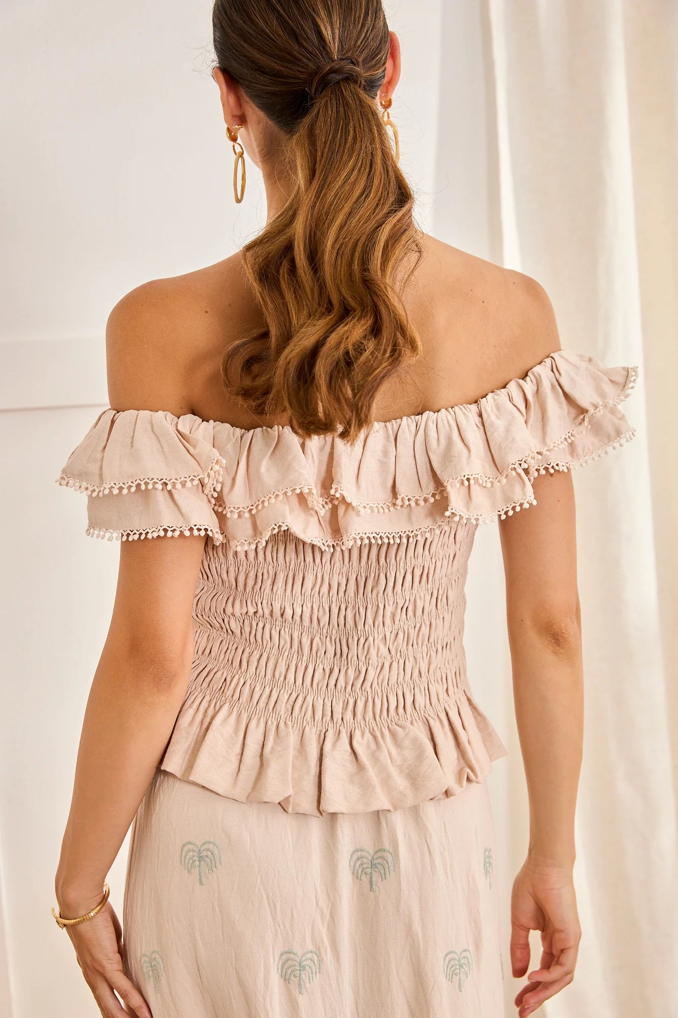 TOP CON SCOLLO BARDOT ARRICCIATO - NUD
