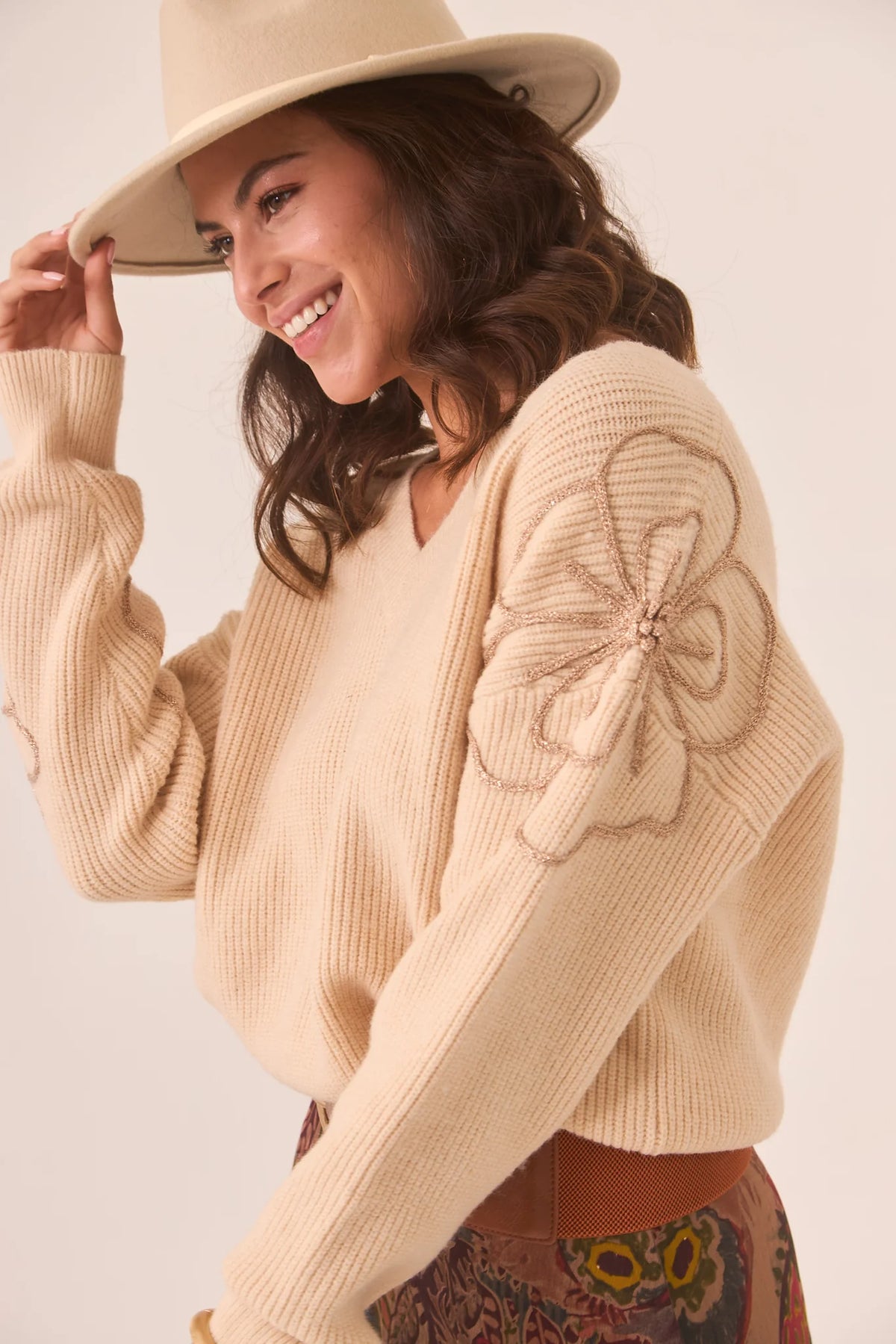 MAGLIA CON FIORE SULLA MANICA - NKN