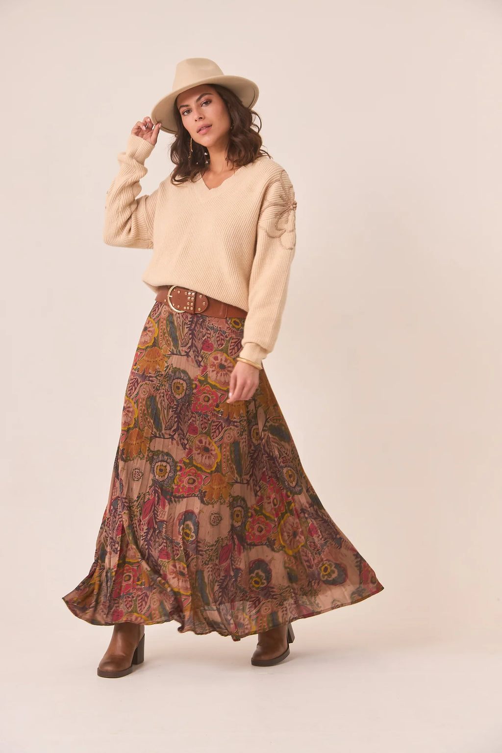 MAGLIA CON FIORE SULLA MANICA - NKN