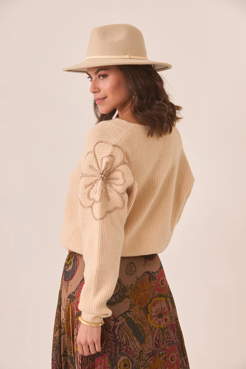 MAGLIA CON FIORE SULLA MANICA - NKN