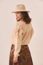 MAGLIA CON FIORE SULLA MANICA - NKN