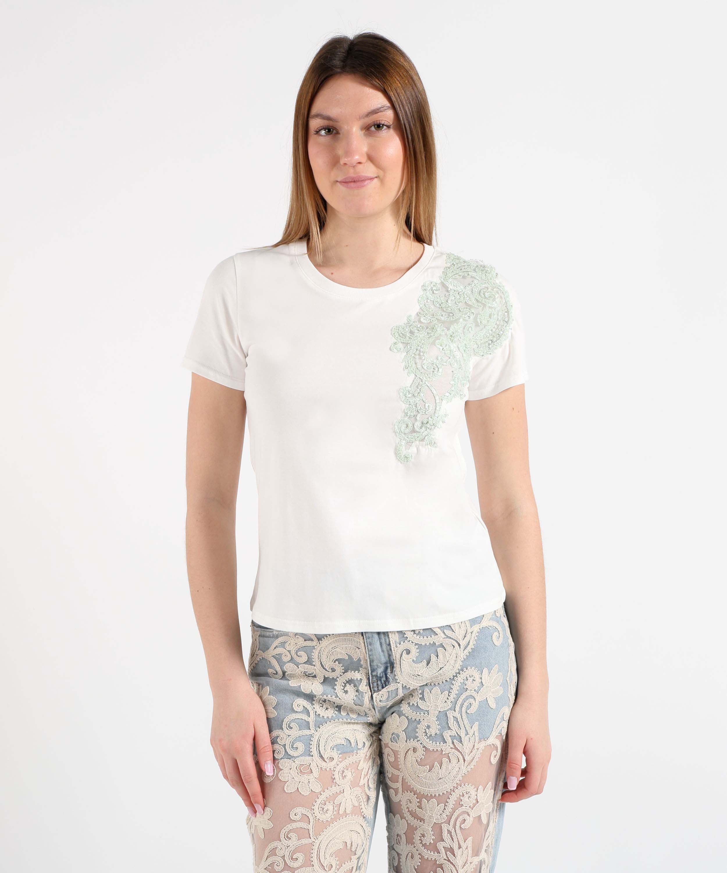 T-SHIRT CON INSERTO RICAMATO E PERLINE VERDI - AMOSA