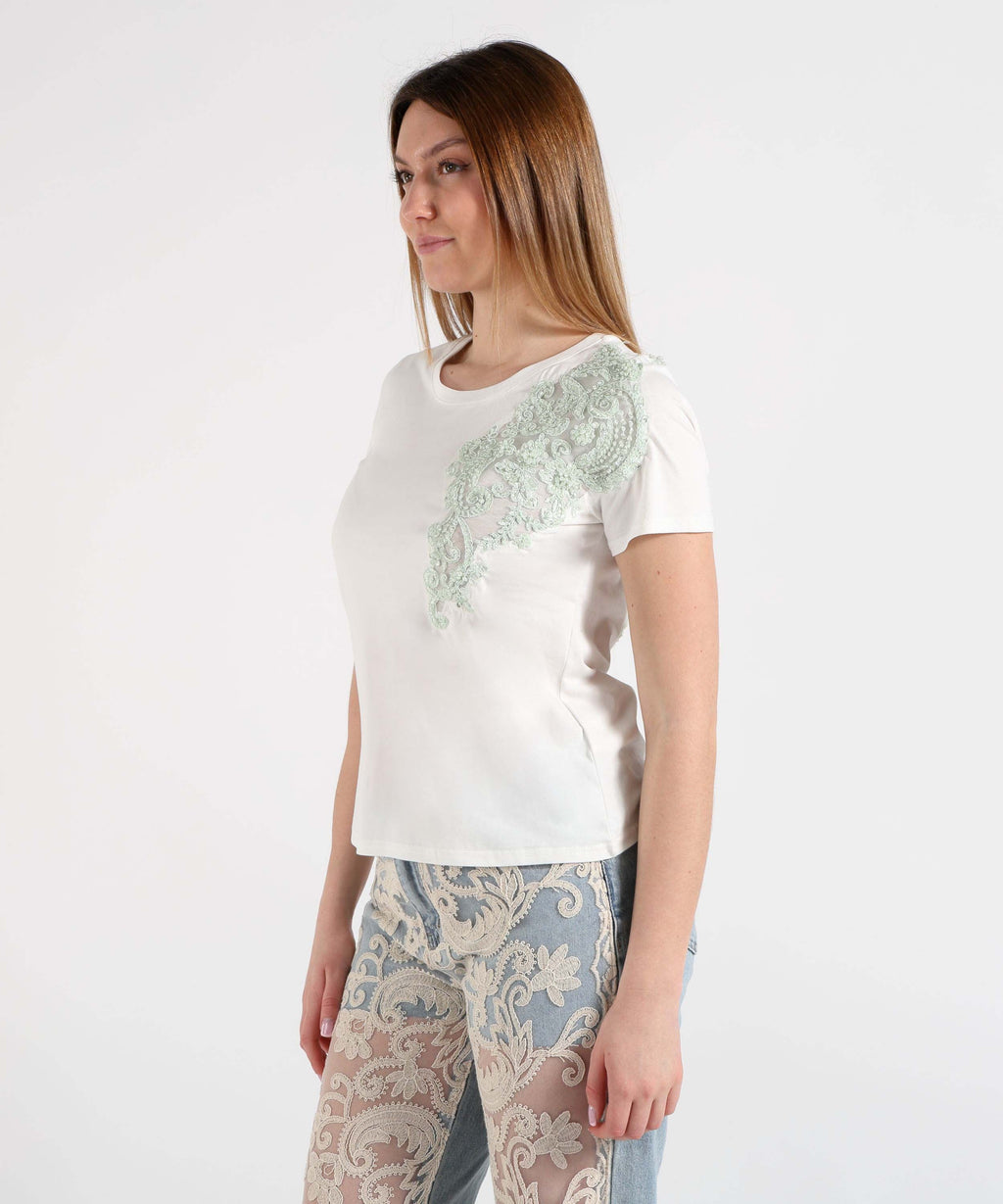 T-SHIRT CON INSERTO RICAMATO E PERLINE VERDI - AMOSA
