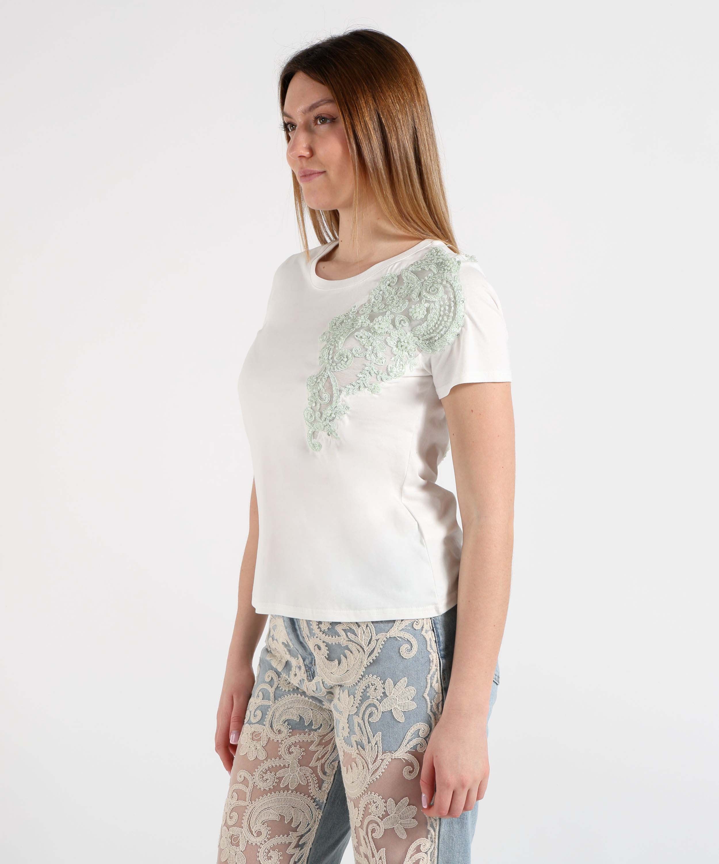 T-SHIRT CON INSERTO RICAMATO E PERLINE VERDI - AMOSA