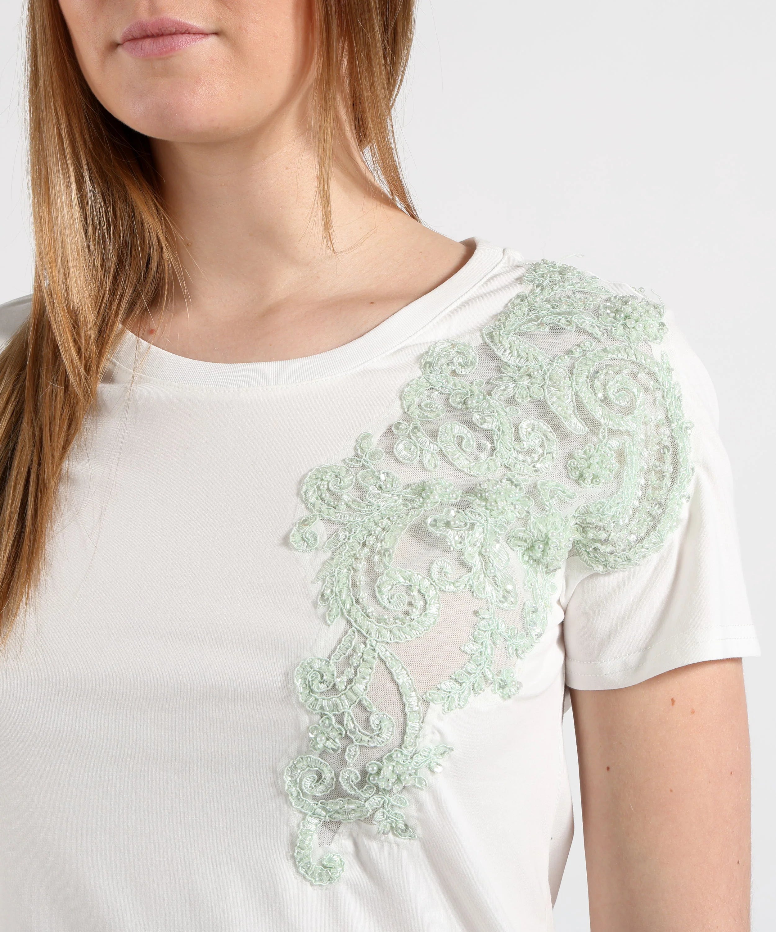 T-SHIRT CON INSERTO RICAMATO E PERLINE VERDI - AMOSA