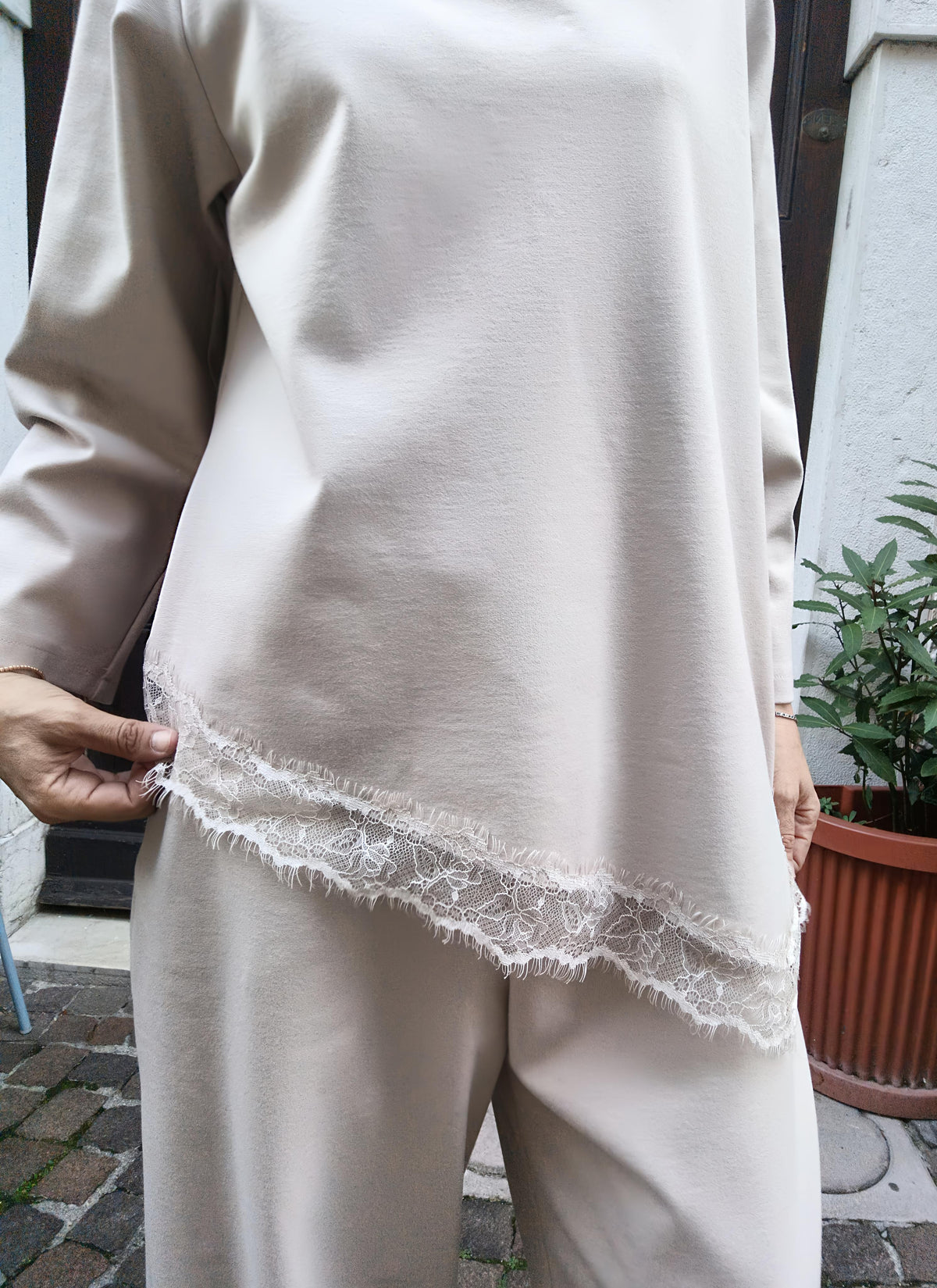 BLUSA ASIMMETRICA CON PIZZO - MORE BY SISTE'S