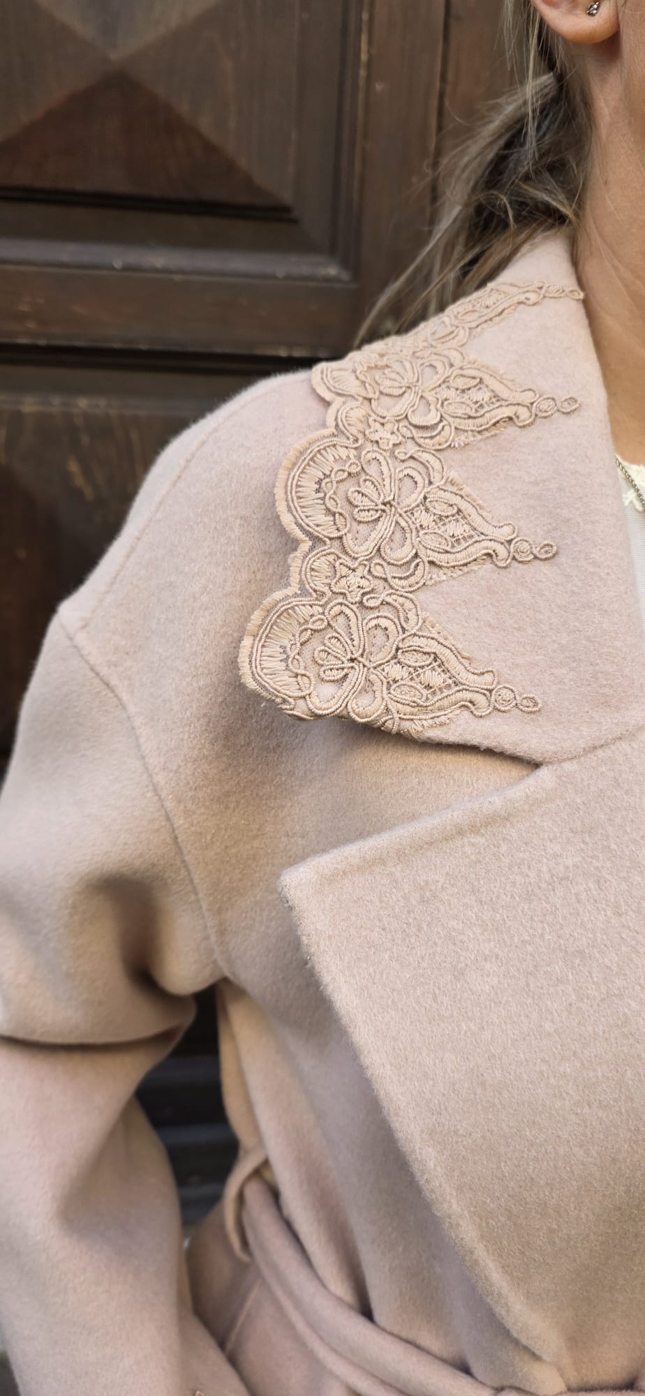 CAPPOTTO CON DETTAGLI IN PIZZO - AMOSA