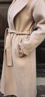 CAPPOTTO CON DETTAGLI IN PIZZO - AMOSA